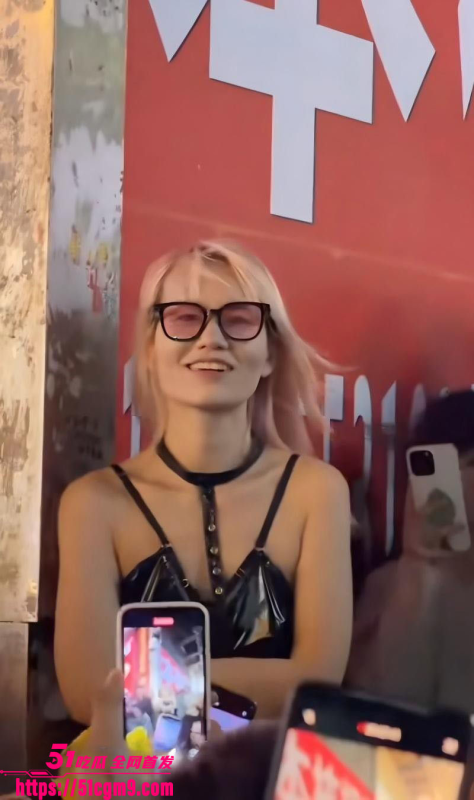 长沙解放西路黄毛妹当街口后续 扒出竟是学校女教师 事后竟把当街淫乱 洗成性解放的勇敢表演！-实在人可以